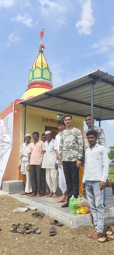 नाशिक : दुर्लक्षित महालक्ष्मी मंदिराचा कायापालट करण्यासाठी सरसावलेले भाविक. 