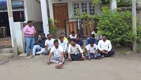 गुंतवणुकदारांचे विपुल पाटील याच्या घरासमोर  धरणे आंदोलन   