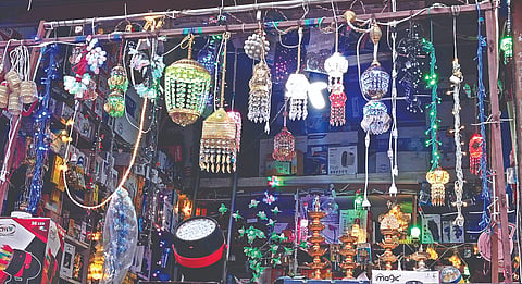 नाशिक : यंदाच्या दीपावलीसाठी बाजारात इलेक्ट्रिक पद्धतीचे आगळेवेगळे आकाशकंदील, इलेक्ट्रिक पणत्या, समई, झुंबर विक्रीसाठी आले आहेत.(छाया : हेमंत घोरपडे)