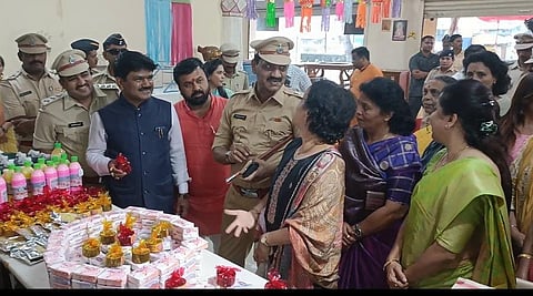 नाशिकरोड : सेंट्रल जेलच्या दिवाळी मेळ्याच्या उदघाटनप्रसंगी खासदार हेमंत गोडसे. समवेत कारागृहाचे अधीक्षक प्रमोद वाघ, शिवसेना शिंदे गटाचे भाऊलाल तांबडे, स्त्रीरोग तज्ञ नलिनी बागूल, अश्विनी न्याहारकर आदी. (छाया : उमेश देशमुख).