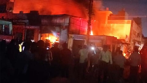 नांदेड: शेतीपूरक साहित्य दुकान आगीच्या विळख्यात; ५० लाखांचे नुकसान