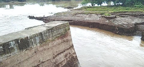 निमगाव देवपूर :निमगाव देवपूर : बंधार्‍याचा वाहून गेलेला भराव.