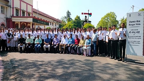 जळगाव : रेल्वेत नोकरी मिळाल्यानंतर नियुक्तीपत्र दाखवतांना तरुण. 