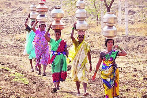 कोळगाव : ऐन दिवाळीत कोळगावमध्ये निर्जळी; नागरिकांची पाण्यासाठी भटकंती