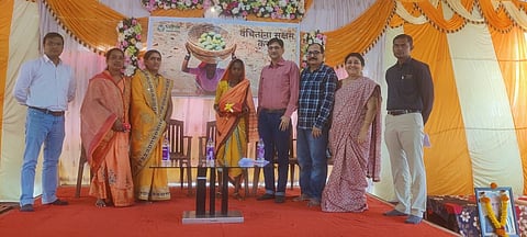 पिंपळनेर : लुपिन हुमन वेल्फेअर अँड रिसर्च फाउंडेशन धुळे यांचा ३४ वा वर्धापन दिननिमित्त लाभार्थ्यांना सन्मानित करताना  वरिष्ठ व्यवस्थापक  अनिल गुप्ता आदी. (छाया: अंबादास बेनुस्कर)