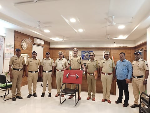 धुळे : पिस्तुल तस्करीप्रकरणातील ताब्यात घेण्यात आलेले पिस्तुल दाखवताना धुळे पोलीस पथक. 