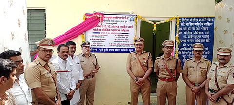 धुळे : पोलीस चौकीचे उद्घाटनप्रसंगी उपस्थित अप्पर पोलीस महासंचालक संजय कुमार वर्मा. समवेत जिल्हा पोलीस अधीक्षक प्रवीणकुमार पाटील, अप्पर पोलीस अधीक्षक प्रशांत बच्छाव आदी. (छाया: यशवंत हरणे) 