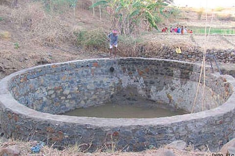 पिंपळनेर : भावडू कारंडे यांचा मृतदेह आढळून आलेली खासगी विहीर. 