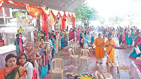 नाशिक : गंगापूर रोडवरील तुळजा भवानी मंदिरात झालेली गर्दी.(छायाचित्रे : हेमंत घोरपडे)