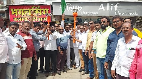 मनमाड : एकात्मता चौकात फटाक्यांची अतिषबाजी करत जल्लोष करताना शिवसेनिक. (छाया: रईस शेख) 