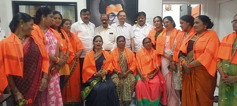 नाशिक :  रणरागिणींच्या धाडसाबद्दल त्यांचा सत्कार करताना उपनेते सुनील बागूल.