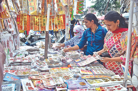 नाशिक : शहरातील बाजारपेठेत रांगोळी स्टिकर्स खरेदीसाठी महिलांची झालेली गर्दी. (छाया : हेमंत घोरपडे)