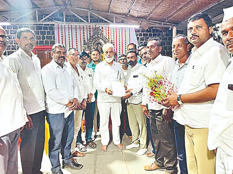 लासलगाव : पिकांचे पंचनामे करून नुकसानभरपाई मिळावी, याबाबतचे निवेदन ना. दादा भुसे यांना देताना निफाड पंचायत समितीचे माजी सभापती शिवा सुरासे व पदाधिकारी. (छाया : राकेश बोरा)