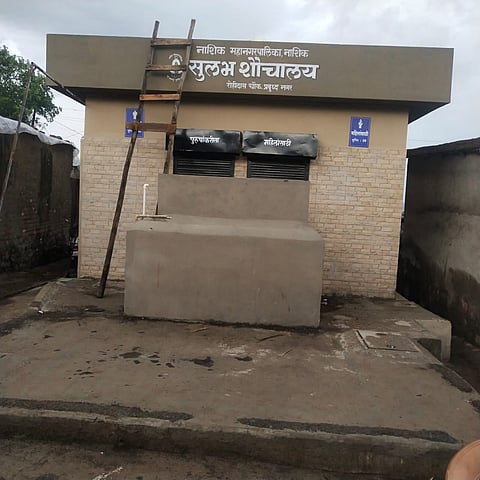 सातपूर : प्रबुद्धनगरमधील गेल्या वर्षापासून कुलूपबंद अवस्थेतील सार्वजनिक शौचालय. (छाया : सागर आनप)