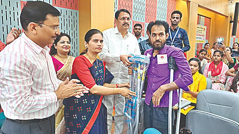 नाशिक : दिव्यांग बांधवांना साहित्यवाटप करताना ना. डॉ. भारती पवार, गिरीश पालवे, डॉ. अशोक थोरात.