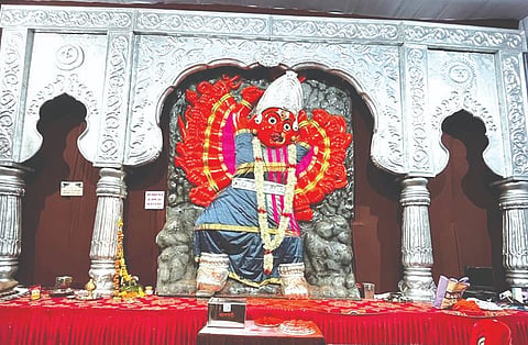 सिन्नर : शिवराज मित्रमंडळातर्फे आडवा फाटा येथे बसविण्यात आलेली सप्तशृंगीदेवी.