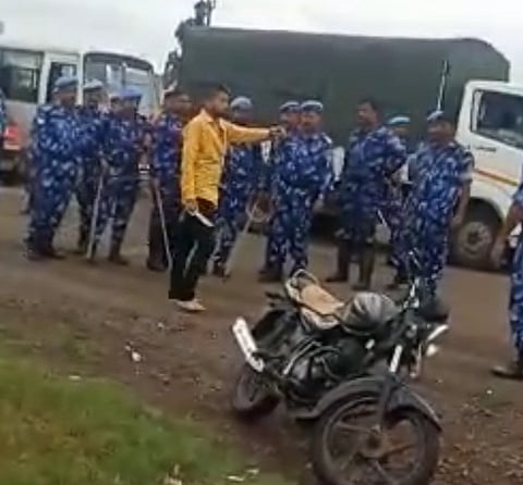 वणी : दादागिरी करत बसचालकावर हल्ला करणाऱ्या तरूणास ताब्यात घेताना शीघ्र कृती दलाचे जवान. (छाया : अनिल गांगुर्डे)