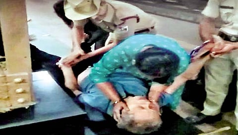 धावत्‍या रेल्‍वेत हार्टॲटॅक; पत्‍नीने दिला श्वास; 33 सेकंदांत मृत्यूवर मात!