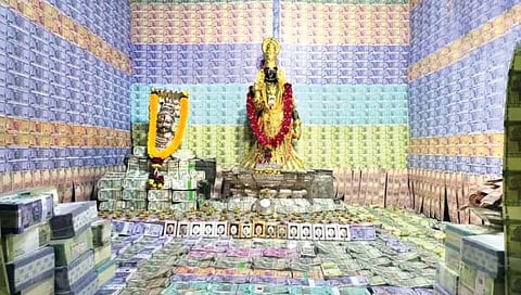 कोट्यवधी रुपयांच्या नोटा, सोन्याची मंदिरात सजावट!