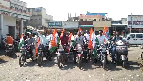मनमाड : भारत जोडो यात्रेला पाठिंबा देण्यासाठी शहरातून युवक काँग्रेसच्या पदाधिकार्‍यांनी काढलेली दुचाकी रॅली. (छाया : रईस शेख)