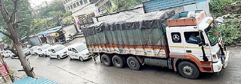 खडकवासला धरण चौकात रातोरात रस्ता खोदण्यात आल्याने पुणे-पानशेत रस्त्यावर झालेली वाहतूक कोंडी. 