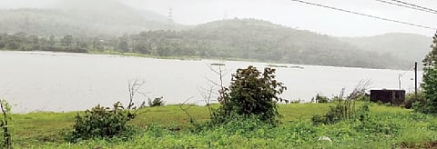 वरसगाव  धरण काठोकाठ भरले असून, धरण पाणलोट क्षेत्राचे शनिवारी टिपलेले हे छायाचित्र.
