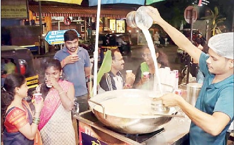 कोजागरी पौर्णिमेनिमित्त रविवारी पुणेकरांनी दुधाचा आस्वाद घेतला.                        
                                                      (छाया : सुशील राठोड )