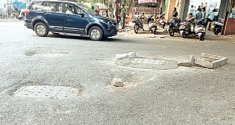 सॅलिसबरी पार्क परिसरात चेंबर दुरुस्तीमुळे रस्त्यावर  निर्माण झालेला असमतोल.
