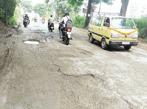 नर्‍हे सर्व्हिस रस्त्यावर ठिकठिकाणी पडलेले मोठे खड्डे.