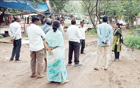 सार्वजनिक परिसरात केरकचरा टाकणार्‍यांचा समाचार घेताना मुख्य अधिकारी स्मिता काळे. 