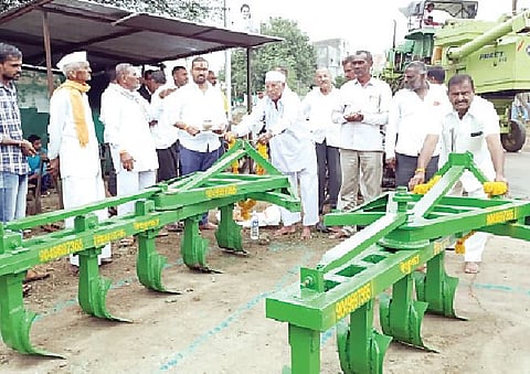 नगर तालुका :  अवजार एक; शेतीची कामे अनेक..! राज्यातील पहिलाच प्रयोग