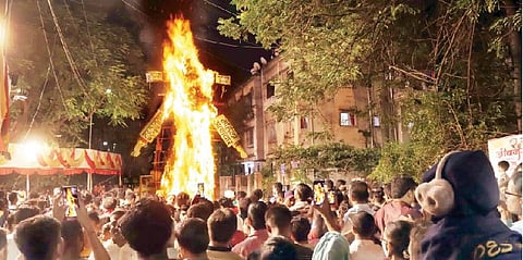 नवी पेठ येथे भ—ष्टाचार, महागाई, अंधश्रद्धा, स्त्रीभ्रूण हत्या, महिला अत्याचार आणि दहशतवादरूपी भस्मासुराचे दहन करण्यात आले.( छाया : सुशील राठोड)