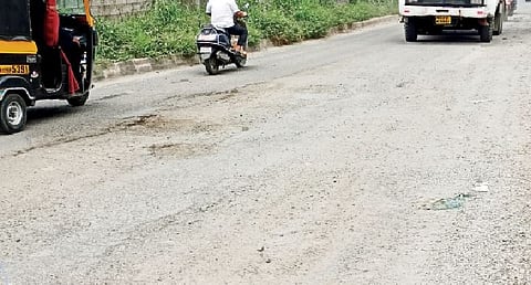 बाणेर येथील महामार्गालगतच्या सेवा रस्त्यावर पडलेले खड्डे. 