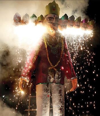 वालचंदनगर (ता. इंदापूर) येथे विजयादशमीनिमित्त 
25 फुटी रावणाच्या प्रतिकृतीचे दहन करण्यात आले.