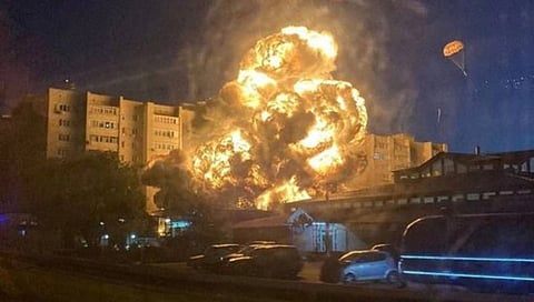 Russia Aircraft Crash : दक्षिण रशियाच्या येस्क शहरात लष्करी विमान कोसळले, तीन ठार, २१ जखमी