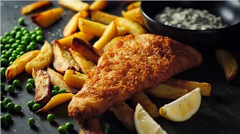 Fish and Chips  – फिश अँड चिप्स : ब्रिटिश लोकांचा वडापाव, कधी गेला लंडनला तर हमखास खा