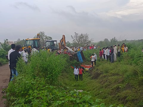 पुणे: टोमॅटोने भरलेला ट्रॅक्टर आणि ट्रॉली फाट्यामध्ये पडून ३ महिला ठार, सहा जखमी