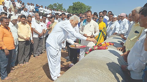 मालेगाव : दहिकुटे व बोरी अंबेदरी मुख्य कालव्याचे बंदिस्त नलिकेद्वारे वितरण प्रणाली कामाचे भूमिपूजन करताना पालकमंत्री दादा भुसे.