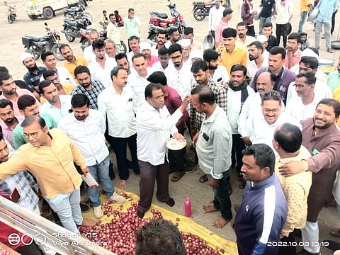 चांदवड: येथील बाजार समितीत खडकी येथील शेतकऱ्याने नवीन लाल कांदा विक्रीस आणल्यानंतर त्यांचे औक्षण करताना कांदा व्यापारी प्रवीण हेडा, सचिव गोरक्षनाथ गांगुर्डे, पारस डुंगरवाल आदीसह शेतकरी, व्यापारीवर्ग. (छाया – सुनिल थोरे). 