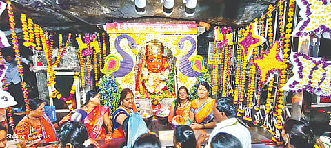 चांदवड : नवरात्रोत्सवाच्या सातव्या माळेला फूलविक्रेते बाळासाहेब होनराव (फूलवाले) यांनी फुलांद्वारे रेणुकामातेचा गाभारा सजविल्याने मातेचे विलोभनीय दिसणारे रूप. तर दुसर्‍या छायाचित्रात मुंबई-आग्रा महामार्गावर झालेली वाहतूक कोंडी. (छायाचित्र : सुनील थोरे)