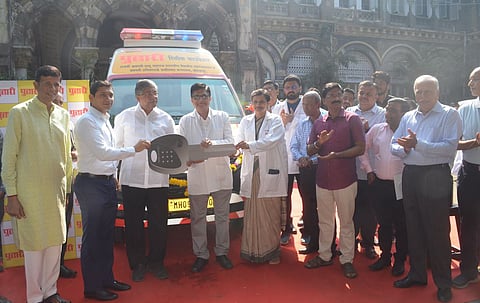 कोल्हापूर: ‘पुढारी’ रिलीफ फौंडेशनच्यावतीने सीपीआरला ‘ ॲडव्हान्स लाईफ सपोर्ट’ रुग्णवाहिका प्रदान करण्यात आली. यावेळी उच्च व तंत्र शिक्षण मंत्री चंद्रकांत पाटील व दैनिक पुढारीचे चेअरमन व समूह संपादक डॉ. योगेश जाधव यांच्या हस्ते बुधवारी प्रदान करण्यात आली. अधिष्ठाता डॉ. प्रदीप दीक्षित, जिल्हा शल्यचिकित्सक डॉ. सुप्रिया देशमुख, उद्योजक तेज घाटगे, डॉ. महेंद्रकुमार बनसोडे, डॉ. गिरीश कांबळे, डॉ. अपराजित वालावलकर, डॉ. सुदेश गंधम, दैनिक पुढारीचे समूह सरव्यवस्थापक अनिल पाटील, सरव्यवस्थापक राजेंद्र मांडवकर, बंटी सांवत आदी. (छाया: पप्पू अत्तार)