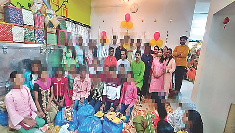 नाशिक : एचआयव्ही सहजीवन जगणार्‍या बालकांना मिठाई तसेच इतर आवश्यक साहित्य वाटपाप्रसंगी संस्थेचे अध्यक्ष रवींद्र पाटील आदी.