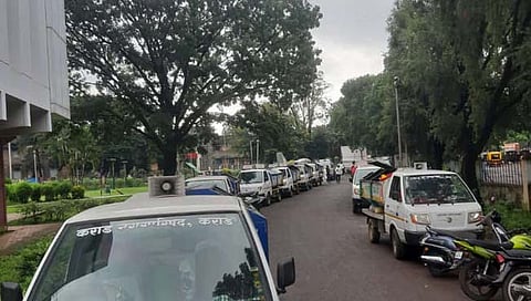 सातारा : कराड नगरपालिकेच्या घंटागाडी कर्मचाऱ्यांचे काम बंद आंदोलन; दिवाळी बोनस व अ‍ॅडव्हान्स पगार देण्याची मागणी