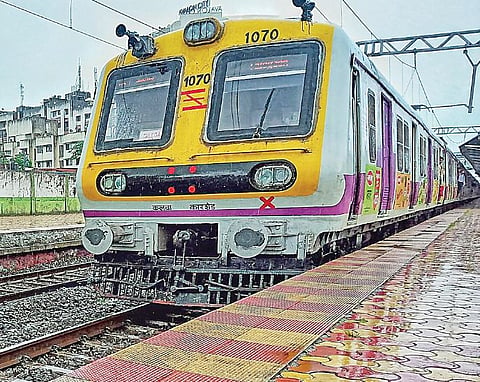 मुंबई : कळवा रेल्वे स्थानकात धावत्या लोकलमधून पडून ‘पीएसआय’चा मृत्यू