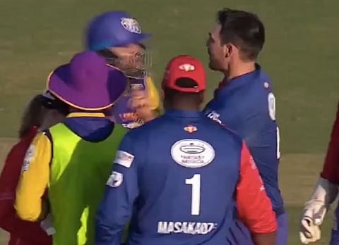 Legends League Cricket मधील भीलवाडा किंग्‍सचा अष्‍टपैलू खेळाडू युसूफ पठाण आणि इंडिया कॅपिटल्‍सचा वेगवान गोलंदाज मिचेल जॉनसन हे रविवारी ( दि. २ ) मैदानातच एकमेकांच्‍या अंगावर धावून गेले.