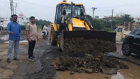 परभणी: राष्ट्रीय महामार्गावरील खड्डे सुजाण नागरिकाने स्वखर्चाने बुजवले