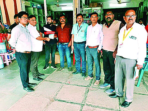 पंचवटी : प्लास्टिक वापरणार्‍या दुकानदारांवर कारवाई करताना संजय दराडे, संजीव रेदासनी आदी अधिकारी व कर्मचारी. (छाया : गणेश बोडके)