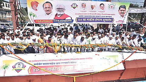 पिंपळगाव बसवंत : रानवड येथील कर्मवीर काकासाहेब वाघ सहकारी साखर कारखान्याच्या गळीत हंगामाचा प्रारंभ करताना छगन भुजबळ, नरहरी झिरवाळ, दिलीप बनकर, डॉ. सुधीर तांबे, नरेंद्र दराडे, हिरामण खोसकर, नितीन पवार, सुहास कांदे, देवीदास पिंगळे, नानासाहेब बोरस्ते, श्रीराम शेटे, अ‍ॅड. नितीन ठाकरे, बाळासाहेब क्षीरसागर, अ‍ॅड. रवींद्र पगार, कोंडाजीमामा आव्हाड आदी.