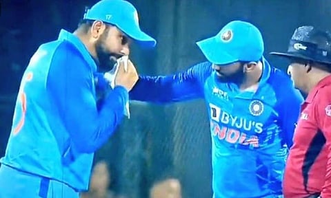 रोहित शर्मा याच्‍या नाकातून रक्‍त येवू लागलं तरीही त्‍याने   मैदान सोडलं नाही.