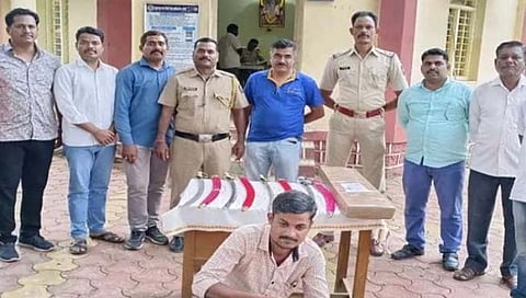 तलवारींसह तरुणास अटक  
